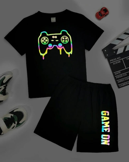 Conjunto de niño de camiseta & short reflectoras con estampado de consola gamer